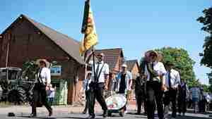 Umzug durchs Dorf: Am Samstag marschieren die Schützen durch Otze.