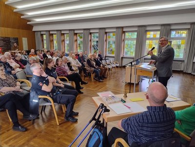Bürgermeister Armin Pollehn (stehend) hält ein Grußwort bei der Seniorenversammlung.
