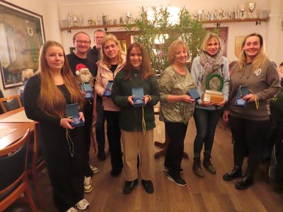 Die Sieger des Pokalschießens "Rund um Burgdorf" freuen sich über ihren Erfolg.