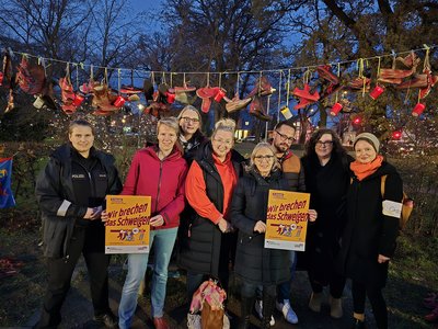 Mitglieder des Arbeitskreises gegen Häusliche Gewalt setzen mit Roten Schuhen ein Zeichen gegen Femizide.