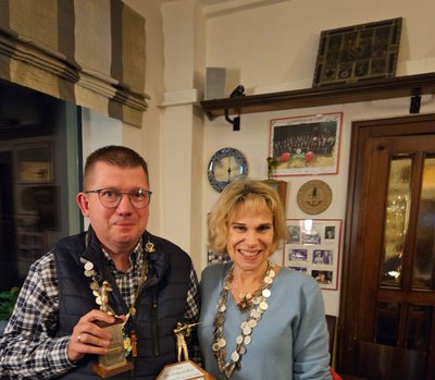 Ingo Bähre und Sylke Jahn freuen sich über ihre Erfolge beim Jahresabschlussschießen.