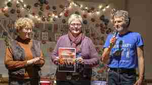 Der Vorsitzende des Chors Rock:it Carsten Scheller (von rechts) überreicht die Spende an Ina von Riegen und Jutta Goldbach.