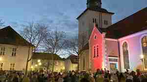 Rund 300 Menschen haben sich auf dem Spittaplatz versammelt, um für die Demokratie zu singen und zu leuchten.