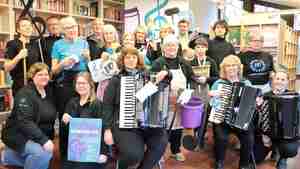 Mit Akkordeon und Wischmopp: Die Mitglieder des Hohner-Rings freuen sich auf ihr Konzert unter dem Motto "Putzmunter".