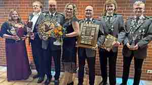 Freuen sich über ihre Titel und Pokale: Nathalie Ormanns (von links), Jens Reupke, Sven Boddien, Veronika Boddien, Sven-Marc Hinkelmann, Georg Reßler und Bennit Hinkelmann.