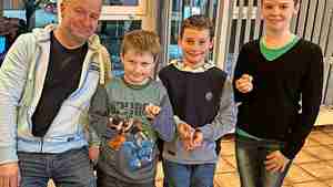 Jugendleiter Cord Reißer (von links) gratuliert den Siegern des Adler-Schießens Jonas Bethmann, Mats Thieleking und Fiona Wietfeldt.