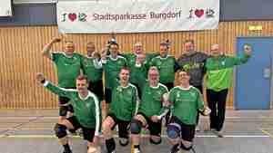 Das M45-Faustball-Team der TSV Burgdorf freut sich über die Qualifikation für die Deutsche Meisterschaft.