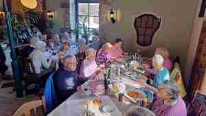 um ersten "Silbertisch"  haben sich elf Seniorinnen und Senioren sowie Mitglieder des Seniorenrats bei Fortore getroffen.