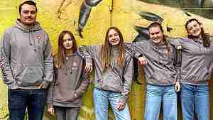 Freuen sich über die  Erfolge beim Wettbewerb  "Jugend forscht": der Lehrer Johannes Geisel (von links)  zusammen mit den Schülerinnen Annelie Matschke,  Johanna Lieberg, Emma Zapf und Lara Müther. Carlotta  Neumann fehlt auf dem Foto.