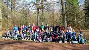 Freuen sich über die erfolgreiche Pflanzaktion im Burgdorfer Holz: die Drittklässler von der Astrid-Lindgren-Grundschule zusammen mit ihren Lehrerinnen, den Vertretern des Forstamts Fuhrberg und Mitgliedern des Rotary-Clubs.