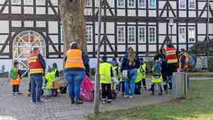 Bei der VVV-Müllsammelaktion sorgt die Jugendfeuerwehr für saubere Flächen vor dem Burgdorfer Schloss.