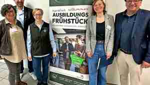 Austausch beim Ausbildungsfrühstück: die Burgdorfer Wirtschaftsförderin Petra Fritz (von links), Eike Ehlers von der BBS Burgdorf, Anja Hädrich von der Wilhelm Cramer GmbH, Yvonne Salewsk von Pro Regio und BBS-Schulleiter Ulf Jürgensen
