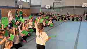 Die jüngsten Turnerinnen und Turner freuen sich über ihre Urkunden und Medaillen.