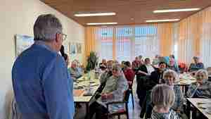 Rund 40 Besucher sind zum ersten Handy-Café gekommen.