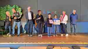 Die Dezernentin Anne Wolters (4. von links) lobt die gute Zusammenarbeit zwischen Schule und Kooperationspartnern: Traude Minke (von links), Heidmar Felixson, Johannes Reuter, Liam, Milla, Dorit Steenken und Horst Gohla.