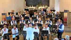 Die Musikzüge der Freiwilligen Feuerwehren Ramlingen-Ehlershausen und Adelheidsdorf spielen unter Leitung von Miroslav Michnev in der Martin-Luther-Kirche.