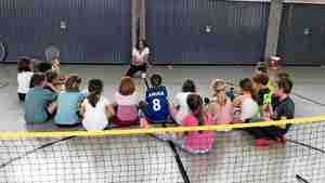 Trainerin Sabine Wunderlich gibt den Kindern eine Einführung.