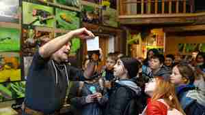 Hans-Georg Dehne zeigt den Kindern eine seiner Lieblingsaufnahmen.