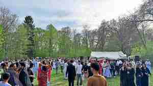 Mehr als 1500 Besucherinnen und Besucher haben im Burgdorfer Stadtpark das Jesidische Neujahrsfest gefeiert.