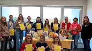 14 Teilnehmerinnen haben den Kursus "Fit fürs Babysitten" erfolgreich abgeschlossen.