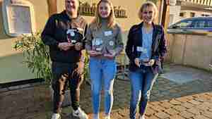 Freuen sich über ihre Trophäen: Ron Degenhard (von links), Alina Pawlik und Sylke Jahn.