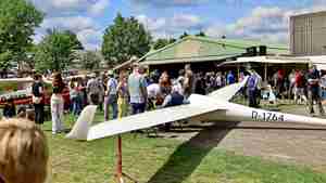 Beim Tag der offenen Tür des Luftsportvereins können die Besucher die Segelflugzeuge in Augenschein nehmen.