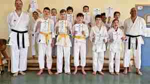 Elf Kinder haben beim Samurai Burgdorf ihre Karate-Prüfungen abgelegt und die nächste Gürtelstufe erreicht.
