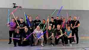 Bei einem Workshop haben Mitglieder des Samurai Burgdorf den Showkampf mit Lichtschwertern kennengelernt.