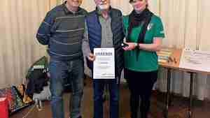 Die Vorsitzende Anja Borrmann und der Ehrenvorsitzende Klaus Volkmann (links) überreichen Wilfried Rüdiger die Urkunde.