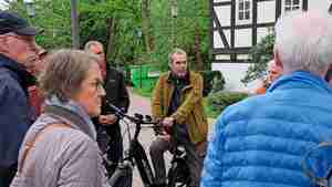 Steffen Hipp (Mitte) bietet eine Stadtführung entlang der Aue an.