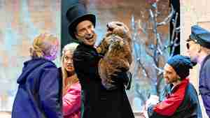 Das Ensemble vom Theater für Niedersachsen führt in Burgdorf das Musical "Und täglich grüßt das Murmeltier" auf.