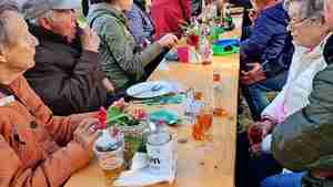 An einer langen Tafel kommen die Menschen auf der Bürgerwiese in Sorgensen ins Gespräch.