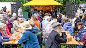 Viele Besucher genießen den Himmelfahrtstag im Stadtpark.