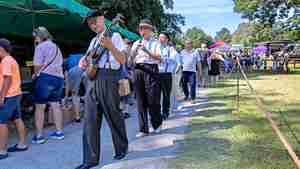 Die Marching-Band "Marshmallows" spielt beim Pferdemarkt.