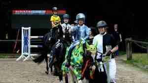 Für das Kostümreiten haben sich die Kinder unter anderem als Ritter verkleidet.