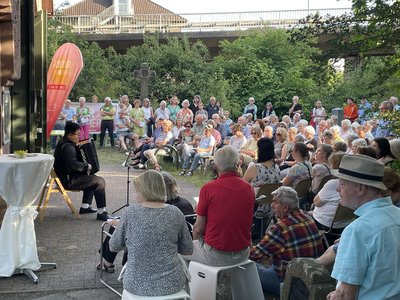 Zum Auftakt der Nachtmusik spielt der chinesische Akkordeonist Xiangyu Jiang vor der Magdalenenkapelle.