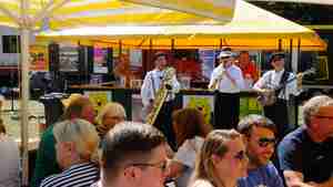 Die Marshmallows ziehen mit swingenden Klängen über den Pferdemarktplatz.