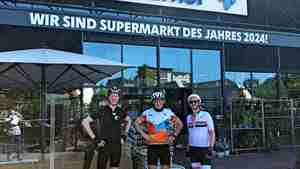 Geschäftsführer Sebastian Cramer (links) fährt zusammen mit zwei Kollegen die Tour de Cramer zur Probe.