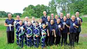 Die Teams II und III von der Volti-Gemeinschaft Hof Sichtermann freuen sich zusammen mit ihren Trainerinnen über ihre Erfolge.