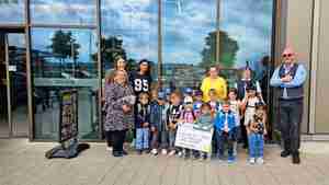 Marcel Hauschild (von rechts) und Astrid Kroß übergeben den symbolischen Spendenscheck an die gelbe Gruppe und Erzieherinnen von der Kita Südstern.