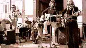 Beim Oktobermarkt 1975 spielt die High Life Skiffle Group vor dem Rathaus I.