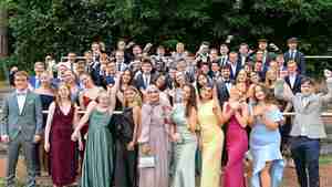 Die Abiturienten der BBS Burgdorf freuen sich über ihren Abschluss.