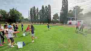 Die Kinder legen sich bei den Bewegungsspielen ins Zeug.