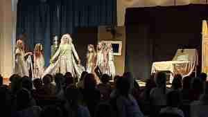 Die Theater-AG der Ingo-Siegner-Grundschule führt das selbst entwickelte Stück "Geisterhafte Klassenfahrt" auf.