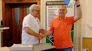 Klaus Volkmann (rechts) wird mit der Silbernen Ehrennadel des Landessportbundes ausgezeichnet. Der TSV-Vorsitzende Holger Staab gratuliert ihm.