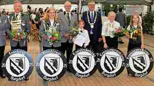 KSV-Präsident Werner Bösche (hinten, links) und der Burgdorfer Bürgermeister Armin Pollehn gratulieren den neuen Kreismajestäten.