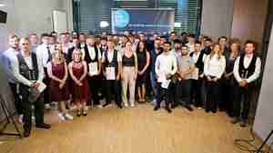 Die Absolventen der Sommerprüfung freuen sich über ihre Gesellenbriefe.