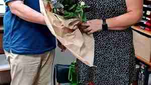 Der Vorstandsvorsitzende Michael Schulze begrüßt die neue kaufmännische Geschäftsführerin Claudia Möller.