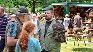 Die Besucher konnten den Greifvögeln ganz nah kommen.