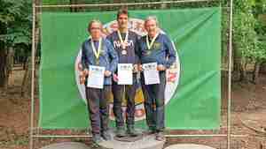 Alwin Koch (von links), Sverre Husslik und Werner Giesecke freuen sich über ihre Medaillen.